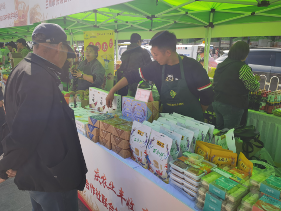 供銷集市助力農民豐收節 蘭州市供銷社開展助農直通車便民消費活動